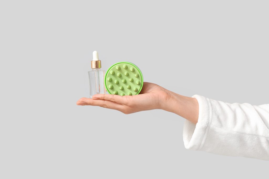 Scalp oiling: Ο απόλυτος οδηγός για να το εντάξετε στη ρουτίνα σας