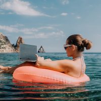 Workation: Εργασία και διακοπές μαζί, γίνεται; Και όμως!
