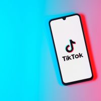 TikTok: Το «delulu» μπαίνει στο λεξικό του Κέμπριτζ