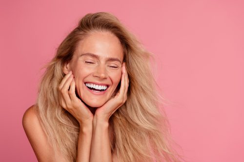 Camel Coat Blonde: Το «ακριβό» ξανθό που θα αναβαθμίσει τα φθινοπωρινά σας looks