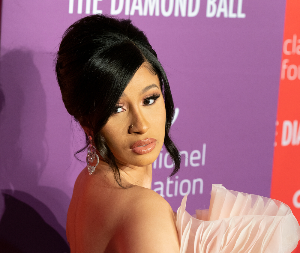 Αθώα η Cardi B για τις κατηγορίες επίθεσης σε φρουρό ασφαλείας
