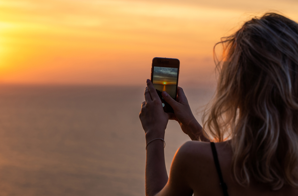 Digital sunset: Η βραδινή ιεροτελεστία για βαθύ, ξεκούραστο ύπνο