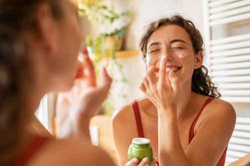 Γιατί να αναμείξετε την ενυδατική σας με κάποιο face oil;