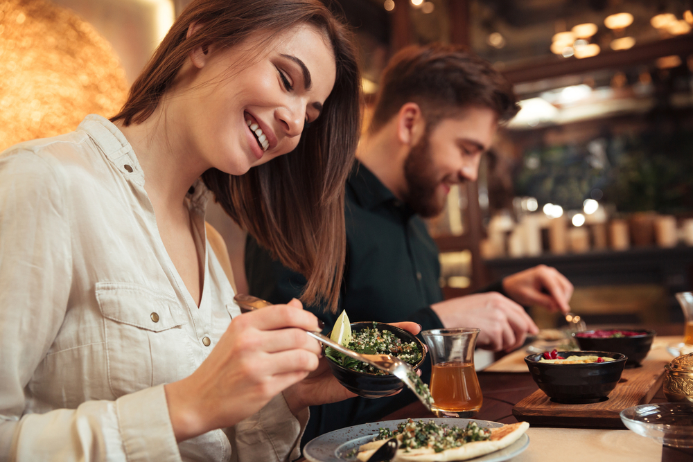 Φαγητό: Takeaway ή… ταβερνάκι; Πότε «παρασύρεσαι» σε υπερκατανάλωση;