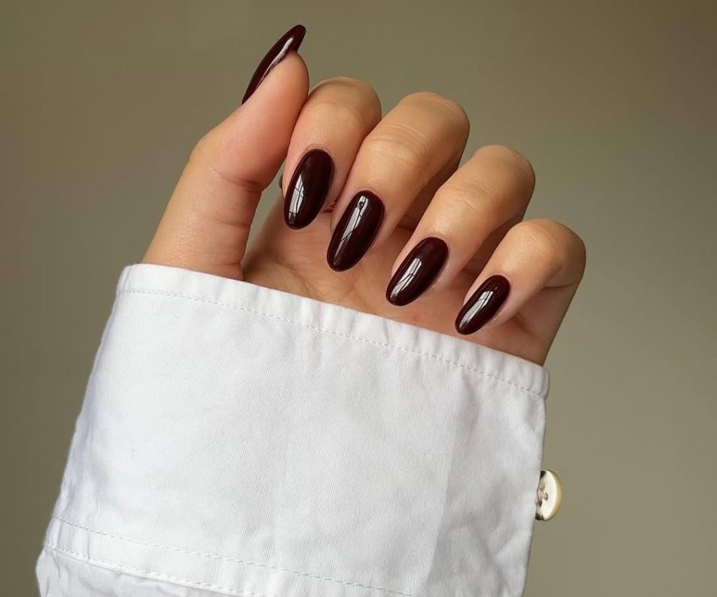 Fall nails: Οι αποχρώσεις που θα σας χαρίσουν το πιο cozy φθινοπωρινό μανικιούρ