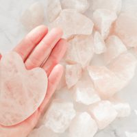 Gua sha: Όσα πρέπει να γνωρίζετε για το viral εργαλείο ομορφιάς