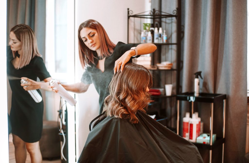 5 κινήσεις που οι hairstylists δε θέλουν να κάνετε μετά το κομμωτήριο