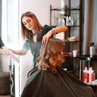 5 κινήσεις που οι hairstylists δε θέλουν να κάνετε μετά το κομμωτήριο