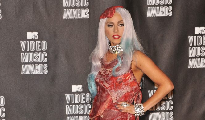 Lady Gaga: Το φόρεμα από κρέας, οι απειλές και οι συνωμοσίες