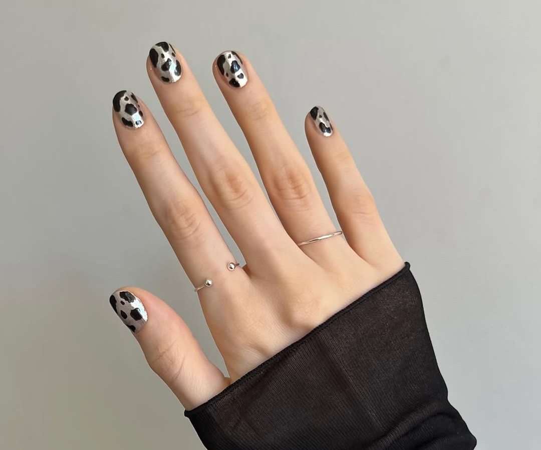 Σκούρα nail designs: 6 mani που θα αντιγράψουμε