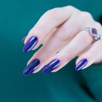 6 nail colors που θα κάνουν τα χέρια σας να δείχνουν πιο νεανικά