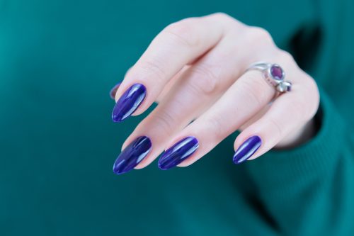 6 nail colors που θα κάνουν τα χέρια σας να δείχνουν πιο νεανικά