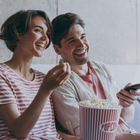 Αγαπημένες σειρές: Μας κάνει πραγματικά καλό να τις βλέπουμε ξανά και ξανά;