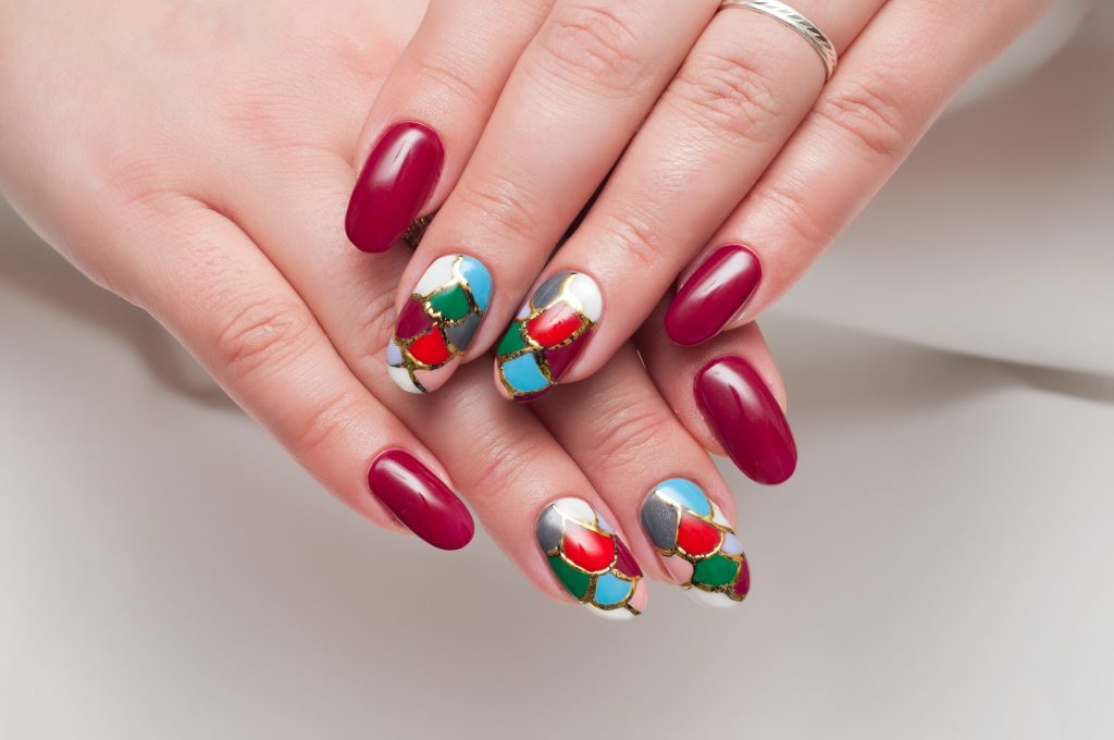 Stained glass nails: Η must-try τάση στα νύχια για το φθινόπωρο