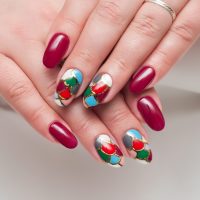Stained glass nails: Η must-try τάση στα νύχια για το φθινόπωρο