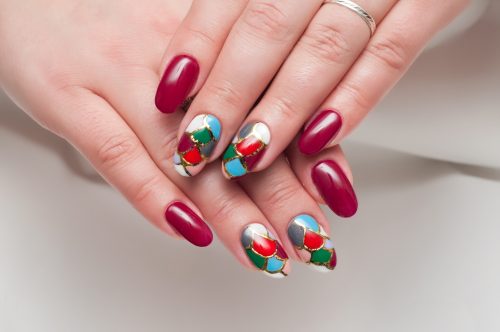 Stained glass nails: Η must-try τάση στα νύχια για το φθινόπωρο