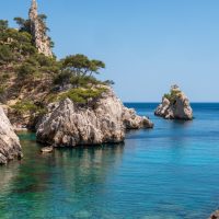 Καιρός: “Πέφτει” η θερμοκρασία – Τοπικές βροχές την Παρασκευή