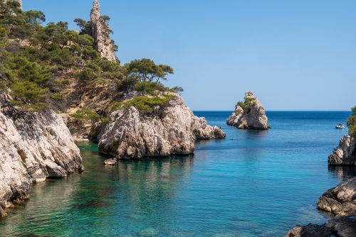 Καιρός: “Πέφτει” η θερμοκρασία – Τοπικές βροχές την Παρασκευή