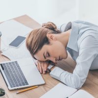Πότε κορυφώνεται η μεσημεριανή υπνηλία και πώς να την νικήσεις