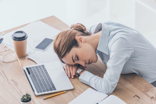 Πότε κορυφώνεται η μεσημεριανή υπνηλία και πώς να την νικήσεις