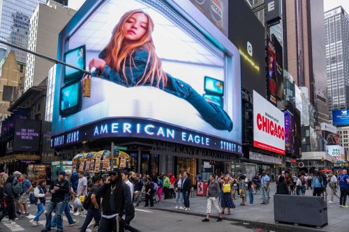 Η Σίντνεϊ Σουίνι απαντά στις φήμες για το αν θα γίνει το επόμενο κορίτσι του 007