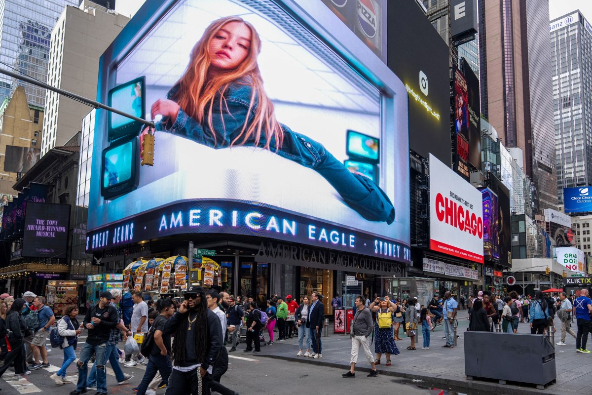 Η Σίντνεϊ Σουίνι απαντά στις φήμες για το αν θα γίνει το επόμενο κορίτσι του 007