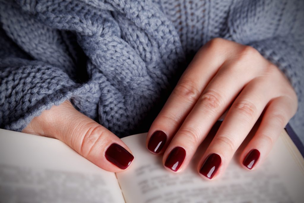 Blood moon manicure: Η νέα τάση στα νύχια που αξίζει να δοκιμάσετε