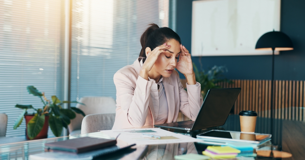 Burnout: Το να κάνουμε λιγότερα μπορεί να μας εξαντλεί περισσότερο