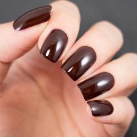 Chocolate almond nails: Η πιο κομψή τάση στο μανικιούρ