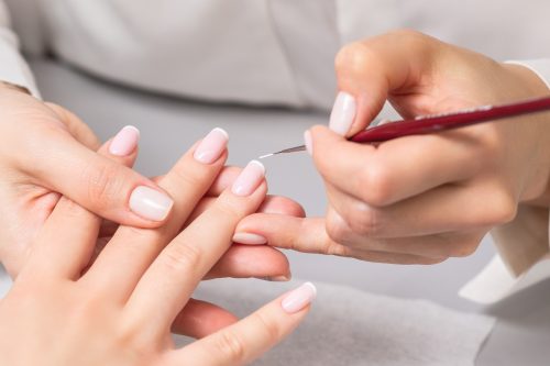 Τα μεγαλύτερα fall nail trends σύμφωνα με τον κορυφαίο nail artist του Χόλυγουντ