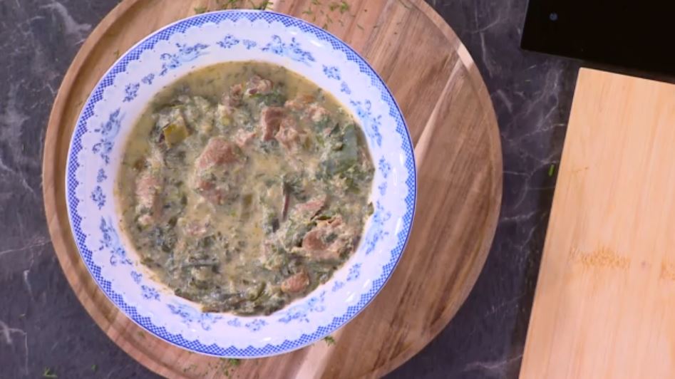 Τρυφερό μοσχάρι φρικασέ με σπανάκι και μυρωδικά