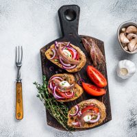 Γαύρος πλακί με λαχανικά, κάπαρη και ελιές