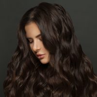 Glossy cocoa: Το χρώμα μαλλιών που θα είναι trending τους επόμενους μήνες