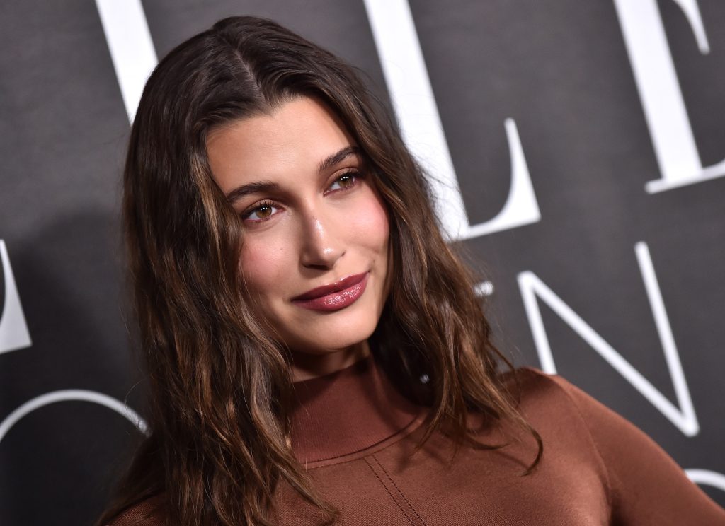 Hailey Bieber: Η αισθητικός της αποκάλυψε τα μυστικά της για λαμπερή επιδερμίδα