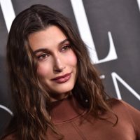 Hailey Bieber: Η αισθητικός της αποκάλυψε τα μυστικά της για λαμπερή επιδερμίδα