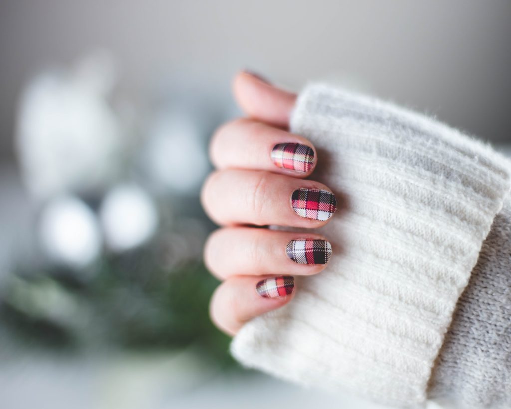 Plaid nails: Η τάση στο μανικιούρ που θα σας βάλει σε φθινοπωρινό mood