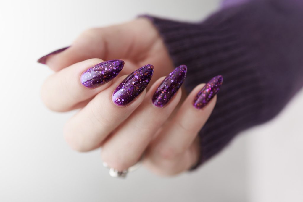 Mauve nails: Η απόχρωση στα νύχια που ταιριάζει σε όλες