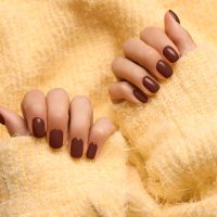 Rum Raisin nails: Η τάση στα νύχια που ταιριάζει στο φθινοπωρινό mood