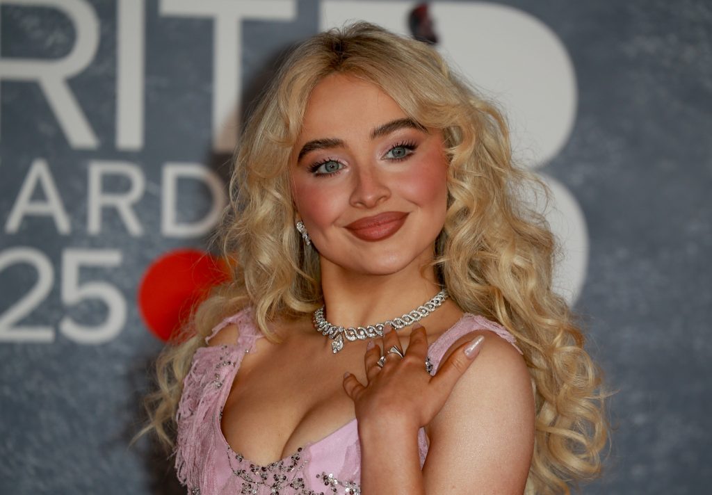 Sabrina Carpenter: Αυτά είναι τα μυστικά της λαμπερής επιδερμίδας της