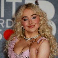 Sabrina Carpenter: Αυτά είναι τα μυστικά της λαμπερής επιδερμίδας της