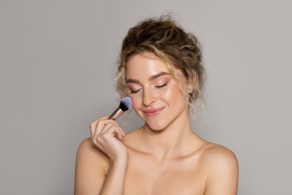 Shadow blushing: Η τάση μακιγιάζ που θα βλέπετε παντού φέτος