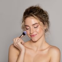 Shadow blushing: Η τάση μακιγιάζ που θα βλέπετε παντού φέτος