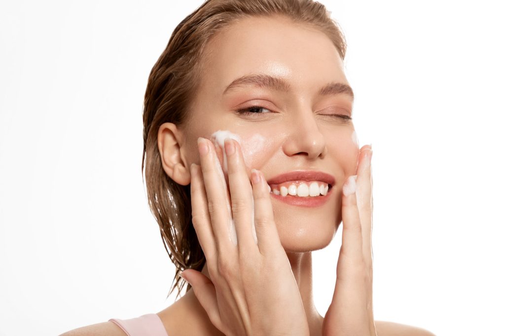 Αυτές είναι οι πιο πολύτιμες skincare συμβουλές από 4 κορυφαίες αισθητικούς