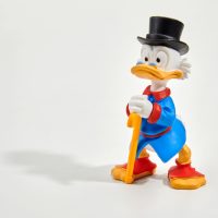 Φαινόμενο Σκρουτζ: Τα λεφτά «γεννούν» εγωισμό αντί για ευτυχία;