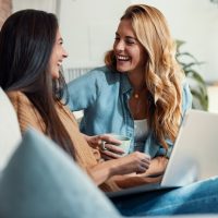 Τέλος στο αμήχανο small talk: Οι ειδικοί συνιστούν το big talk