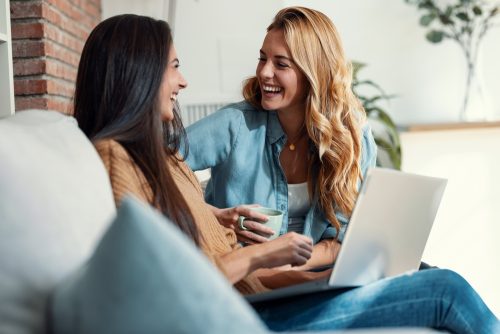 Τέλος στο αμήχανο small talk: Οι ειδικοί συνιστούν το big talk