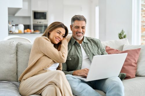Είναι η ηλικία μόνο ένας αριθμός; Τι ρόλο παίζει στη σχέση;