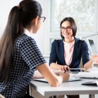 Gen Z: Γιατί πάνε με τους γονείς στις συνεντεύξεις;