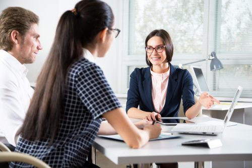 Gen Z: Γιατί πάνε με τους γονείς στις συνεντεύξεις;