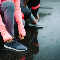 Ο βρεγμένος δρομέας τη βροχή δεν τη φοβάται